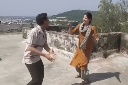 Janhvi Kapoor groves with ‘Homebound’ co-stars Ishaan Khatter & Vishal Jethwa in the BTS video Janhvi Kapoor groves with ‘Homebound’ co-stars Ishaan Khatter & Vishal Jethwa in the BTS video