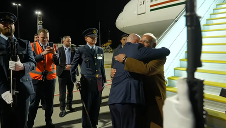 PM Modi arrives in Auckland, New Zealand PM Luxon welcomes him at airport PM Modi arrives in Auckland, New Zealand PM Luxon welcomes him at airport