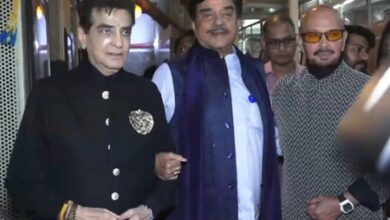 Jeetendra, Shatrughan Sinha, Rakesh Roshan reunite, pose hand-in-hand at Hema Malini’s 60 years in cinema celebration Jeetendra, Shatrughan Sinha, Rakesh Roshan reunite, pose hand-in-hand at Hema Malini’s 60 years in cinema celebration