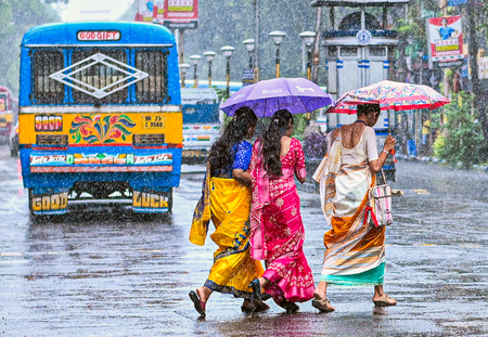 IMD forecasts heavy rain, thunderstorms across India; Delhi-NCR likely to receive showers IMD forecasts heavy rain, thunderstorms across India; Delhi-NCR likely to receive showers