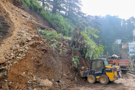 Massive landslide hits Shimla near Sanjauli college; several houses face threat