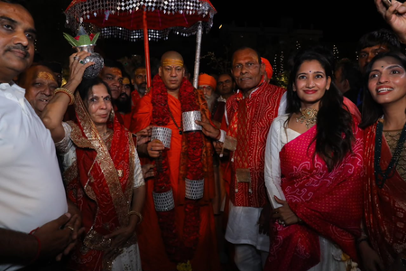 Swami Kailashanand Giri Ji Maharaj receives grand welcome in MP’s Neemuch Swami Kailashanand Giri Ji Maharaj receives grand welcome in MP’s Neemuch