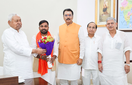 Bankipur bypolls: BJP nominee seeks Nitish Kumar’s blessings before filing nomination Bankipur bypolls: BJP nominee seeks Nitish Kumar’s blessings before filing nomination