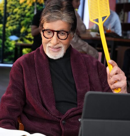 Amitabh Bachchan quips he’s the ‘greatest makkhi maar in the business’
