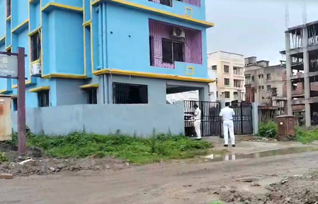 Seven arrested, Rs 2.20 crore cash seized in night-long raid near Kolkata