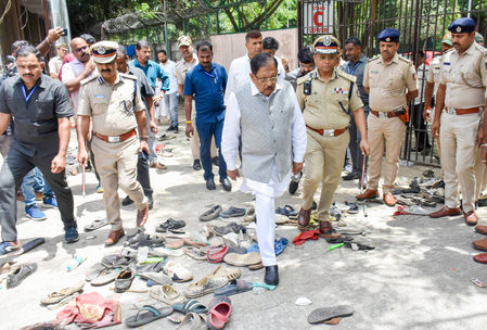 K’taka govt exonerates three IPS officers in Chinnaswamy stampede case K’taka govt exonerates three IPS officers in Chinnaswamy stampede case