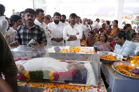 High drama at ex-Andhra minister’s house as daughter not allowed to touch body High drama at ex-Andhra minister’s house as daughter not allowed to touch body