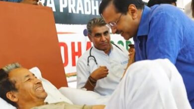 Kejriwal lends support to Sonam Wangchuk by visiting Jantar Mantar