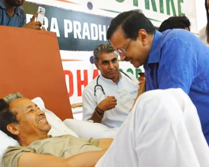 Kejriwal lends support to Sonam Wangchuk by visiting Jantar Mantar Kejriwal lends support to Sonam Wangchuk by visiting Jantar Mantar