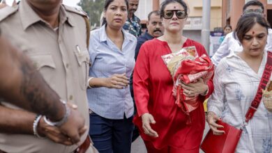 Kajol offers prayers at Kolkata’s iconic Dakshineswar Kali temple Kajol offers prayers at Kolkata’s iconic Dakshineswar Kali temple