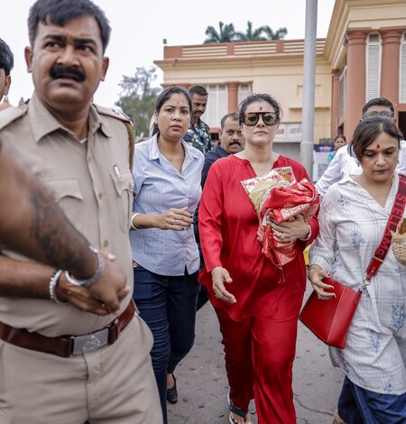 Kajol offers prayers at Kolkata’s iconic Dakshineswar Kali temple Kajol offers prayers at Kolkata’s iconic Dakshineswar Kali temple
