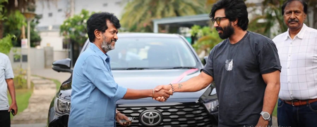 Vishnu Vishal presents brand new car to ‘Gatta Kusthi 2’ director Chella Ayyavu! Vishnu Vishal presents brand new car to ‘Gatta Kusthi 2’ director Chella Ayyavu!