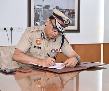 Former IB Special Director Anurag Kumar takes charge as Delhi Police Commissioner (Ld) Former IB Special Director Anurag Kumar takes charge as Delhi Police Commissioner (Ld)