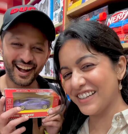 Ishita Dutta gifts husband Vatsal Sheth with toy replica of ‘Tarzaan: The Wonder Car’ Ishita Dutta gifts husband Vatsal Sheth with toy replica of ‘Tarzaan: The Wonder Car’