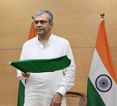 Minister Ashwini Vaishnaw flags off first direct Ramnagar-Dehradun Express train Minister Ashwini Vaishnaw flags off first direct Ramnagar-Dehradun Express train