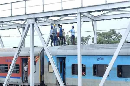 Major train mishap averted in Jharkhand after overhead electric wire snaps on Tata-Howrah Express