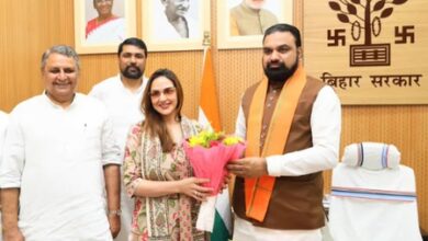 Hema Malini shares glimpse of daughter Esha Deol’s meeting with Bihar CM Hema Malini shares glimpse of daughter Esha Deol’s meeting with Bihar CM