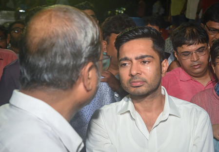 Bengal: Notice served to Abhishek Banerjee’s aide, asking him to appear for questioning Bengal: Notice served to Abhishek Banerjee’s aide, asking him to appear for questioning