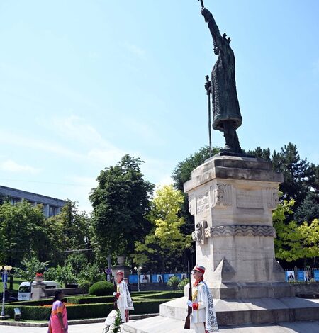 President Murmu pays respect at ‘Stephen the Great’ monument in Moldova