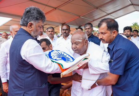 Chennamma cremated with full state honours; CM Shivakumar, Union Ministers pay tributes Chennamma cremated with full state honours; CM Shivakumar, Union Ministers pay tributes