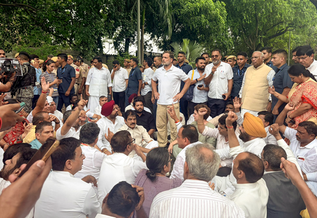 Rahul, Priyanka Gandhi stage sit-in near PM Modi’s residence over paper leaks Rahul, Priyanka Gandhi stage sit-in near PM Modi’s residence over paper leaks