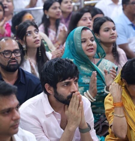 Kartik Aaryan seeks blessings with parents at Mahakaleshwar Temple after National Award win