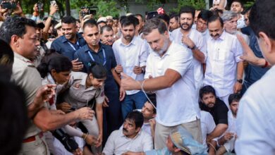 Rahul leads Cong march outside PM’s residence, party MP claims ‘police trying to thwart stir’ (Lead) Rahul leads Cong march outside PM’s residence, party MP claims ‘police trying to thwart stir’ (Lead)
