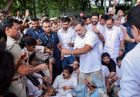 Rahul leads Cong march outside PM’s residence, party MP claims ‘police trying to thwart stir’ (Lead)
