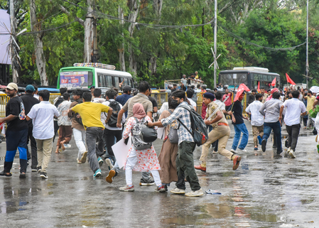 Bihar Legislature witnesses uproar over student lathi-charge; Oppn demands discussion Bihar Legislature witnesses uproar over student lathi-charge; Oppn demands discussion