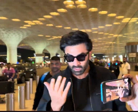 Ranbir Kapoor requests paps to stop flashing lights amid conjunctivitis, says ‘kuch dikhai nahi de raha’ Ranbir Kapoor requests paps to stop flashing lights amid conjunctivitis, says ‘kuch dikhai nahi de raha’