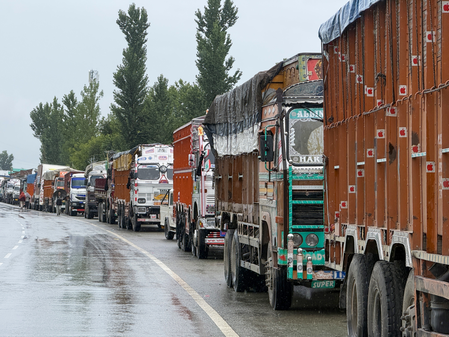 Jammu-Srinagar highway closed for 2nd consecutive day, all Yatras in J&K suspended for 6th day Jammu-Srinagar highway closed for 2nd consecutive day, all Yatras in J&K suspended for 6th day