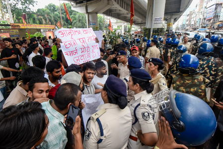 Bihar: Students protest in Munger, condemn police lathi‑charge Bihar: Students protest in Munger, condemn police lathi‑charge