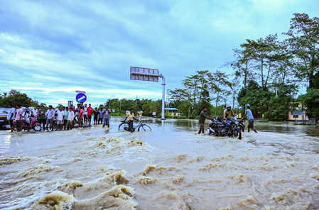 Rising floodwaters halt Mumbai-Ahmedabad rail services as Western Railway cancels Rising floodwaters halt Mumbai-Ahmedabad rail services as Western Railway cancels