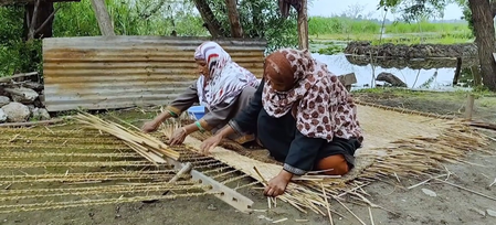 Kashmir’s traditional ‘Vaghu’ mat making a comeback thanks to local artisans, says PM Modi Kashmir’s traditional ‘Vaghu’ mat making a comeback thanks to local artisans, says PM Modi