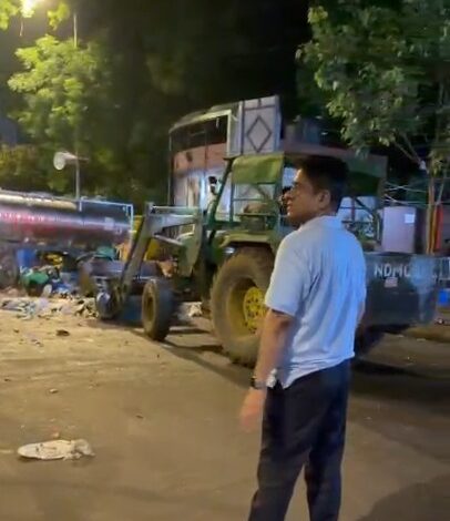 Delhi: NDMC V-C Kuljeet Singh Chahal joins cleanliness drive at Jantar Mantar protest site