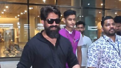 Yash takes out extra time time to pose for selfies with fans before leaving Mumbai airport Yash takes out extra time time to pose for selfies with fans before leaving Mumbai airport