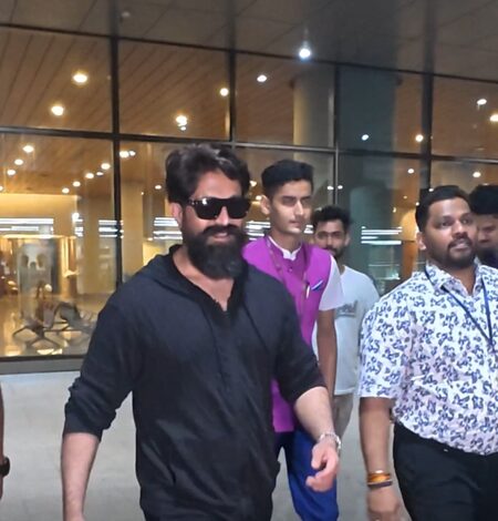 Yash takes out extra time time to pose for selfies with fans before leaving Mumbai airport Yash takes out extra time time to pose for selfies with fans before leaving Mumbai airport