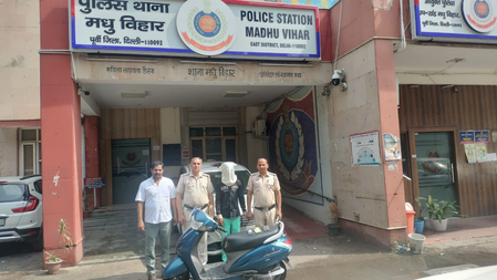 Delhi Police arrest phone snatcher, recover mobile phones and scooty