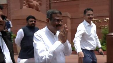 Congress criticises BJP MPs for welcoming Dharmendra Pradhan on arrival at Parliament