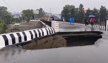 Giant crater appears on new Dehradun bridge, Cong says ‘Rs 16 crore crumbled in 16 days’
