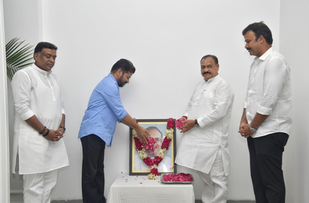Telangana CM, Congress leaders pay tributes to former Union Minister Jaipal Reddy