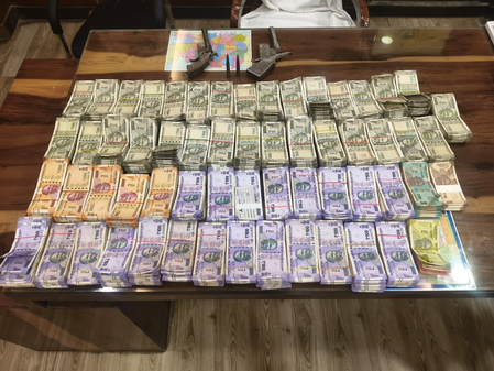 Three held, illegal cash worth over Rs 20 lakh seized from Bengal’s Bishnupur Three held, illegal cash worth over Rs 20 lakh seized from Bengal’s Bishnupur