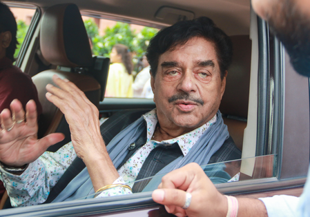 Shatrughan Sinha backs Rahul Gandhi’s targeting of Home Minister, cites Newton’s third law Shatrughan Sinha backs Rahul Gandhi’s targeting of Home Minister, cites Newton’s third law