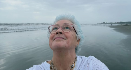 Nafisa Ali embraces hope and healing after 10th chemotherapy with a beach walk in Goa Nafisa Ali embraces hope and healing after 10th chemotherapy with a beach walk in Goa