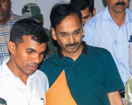 SC grants conditional bail to suspended IAS officer Vinay Chaubey in Jharkhand land scam SC grants conditional bail to suspended IAS officer Vinay Chaubey in Jharkhand land scam