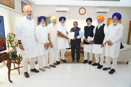 Akali Dal submits memo to Punjab Guv; seeks CBI probe into 10 exam leaks Akali Dal submits memo to Punjab Guv; seeks CBI probe into 10 exam leaks