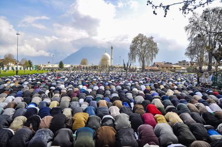 Thousands gather at J&K’s Hazratbal shrine to celebrate Prophet’s birthday Thousands gather at J&K’s Hazratbal shrine to celebrate Prophet’s birthday