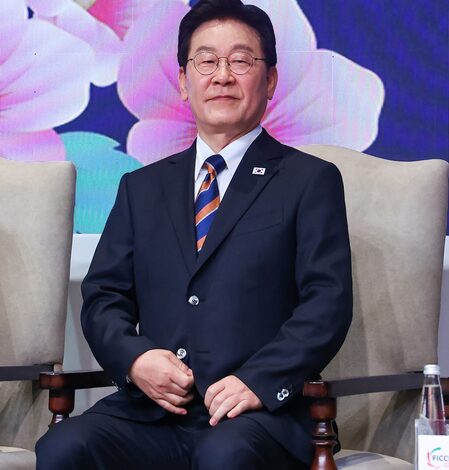South Korean President Lee arrives in Frankfurt for meeting with members of Korean community South Korean President Lee arrives in Frankfurt for meeting with members of Korean community