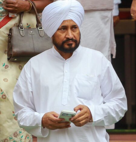 Channi supporters disrupt Warring speech, expose Punjab Congress discord Channi supporters disrupt Warring speech, expose Punjab Congress discord