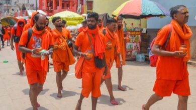 Past instances of cops ‘massaging’ Kanwariyas’ feet reignite debate over ‘duty, faith and equality’ Past instances of cops ‘massaging’ Kanwariyas’ feet reignite debate over ‘duty, faith and equality’